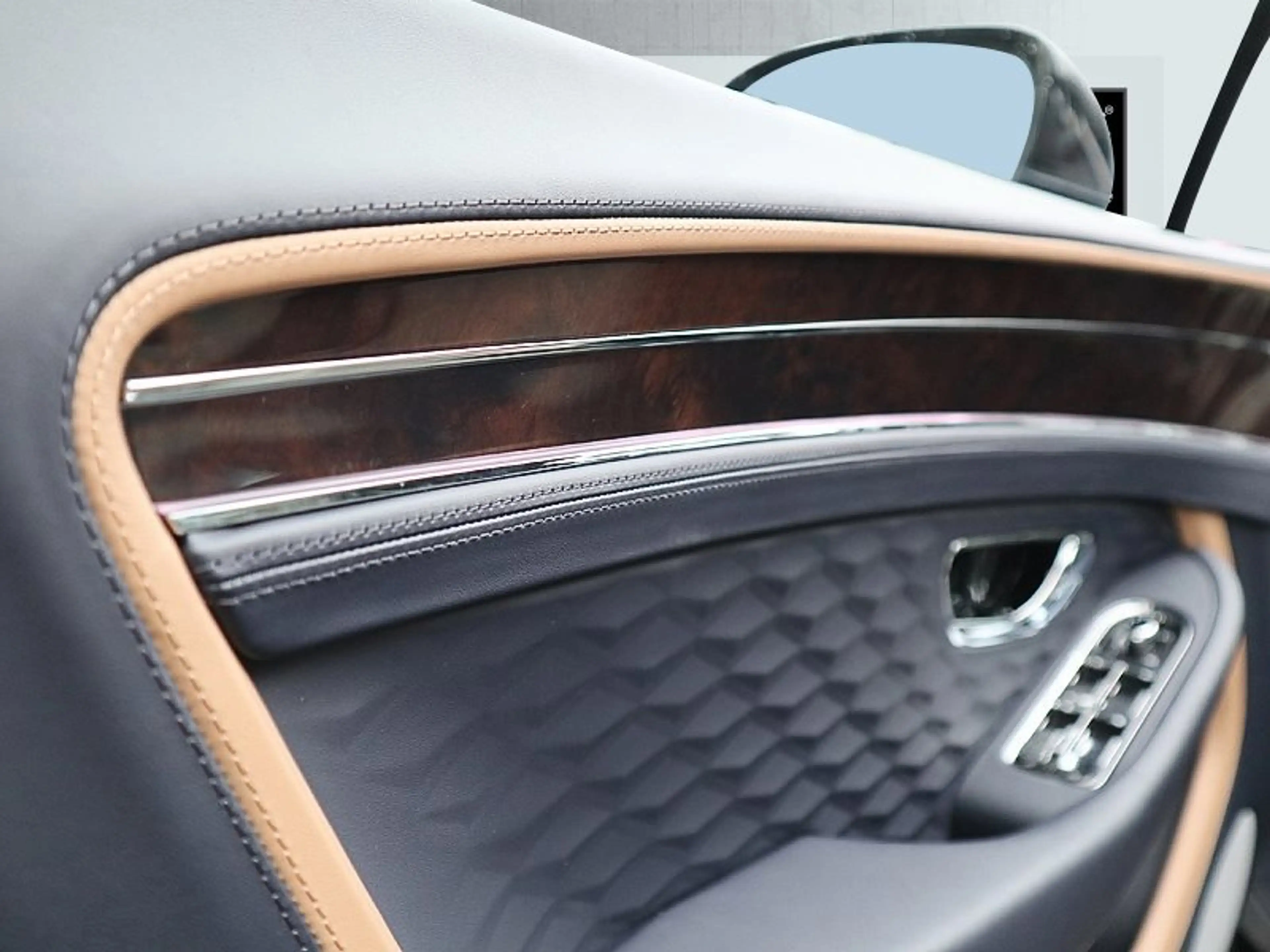 Bentley Continental GTC V8 Hybrid Mulliner *Bespoke Inside* — photo 11