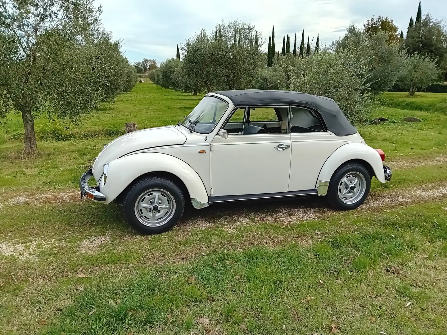 Volkswagen Maggiolino Karmann Weiß - 2