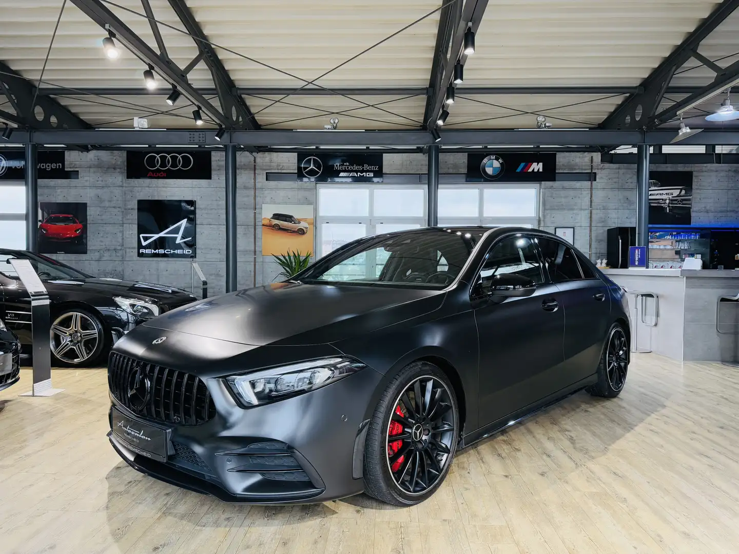 Mercedes-Benz A 35 AMG 4Matic Limousine*SCHALE*KAMERA*LED*MBUX Noir - 1