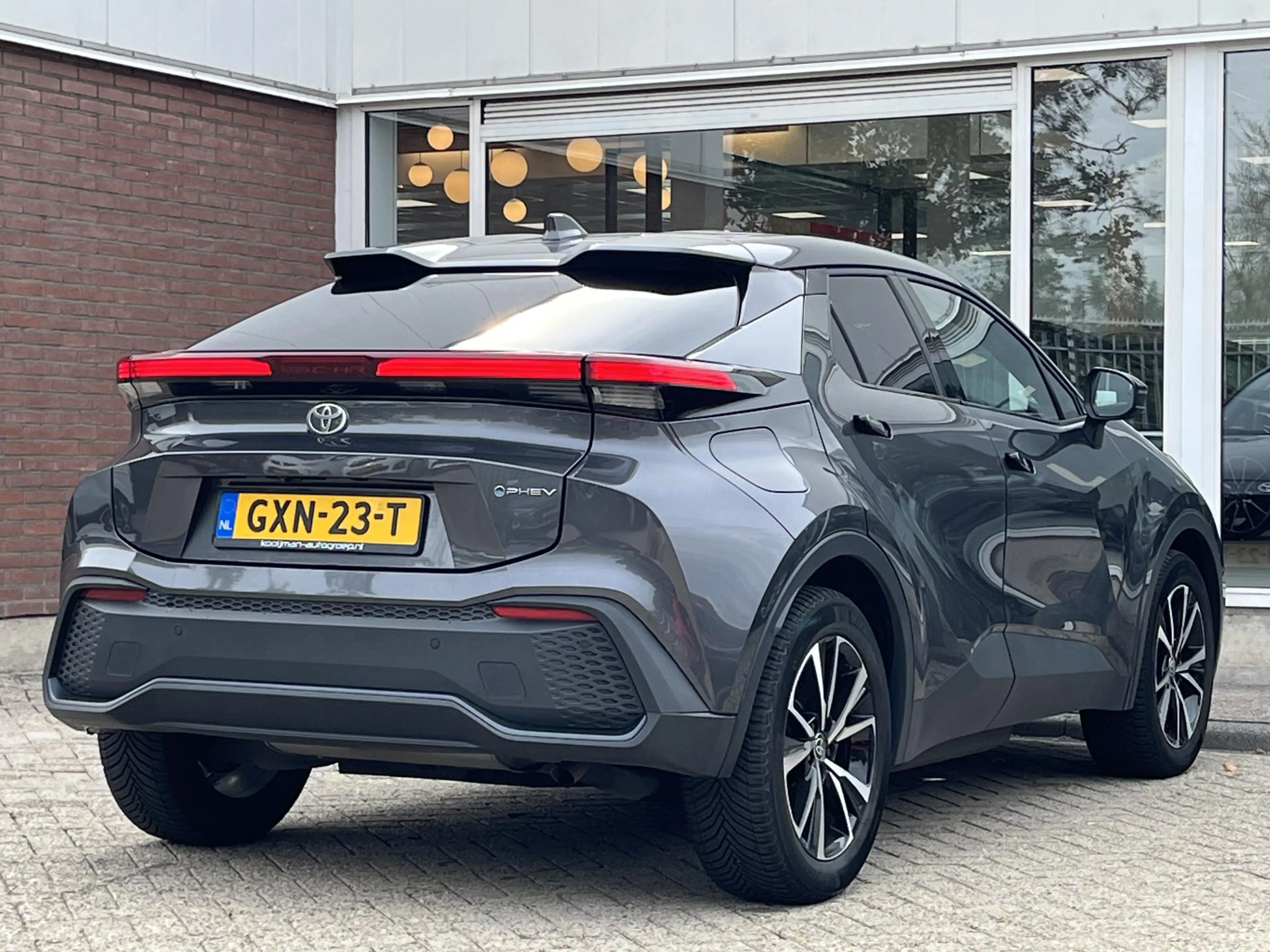 Toyota C-HR 2.0 Plug-in Hybrid 220 First Edition l 360 camera — photo 8