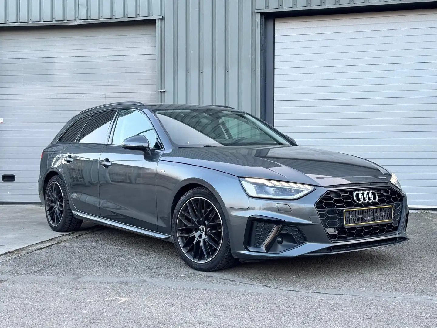 Audi A4 Avant 35 TDi S line tronic TVA Déductible Gris - 1