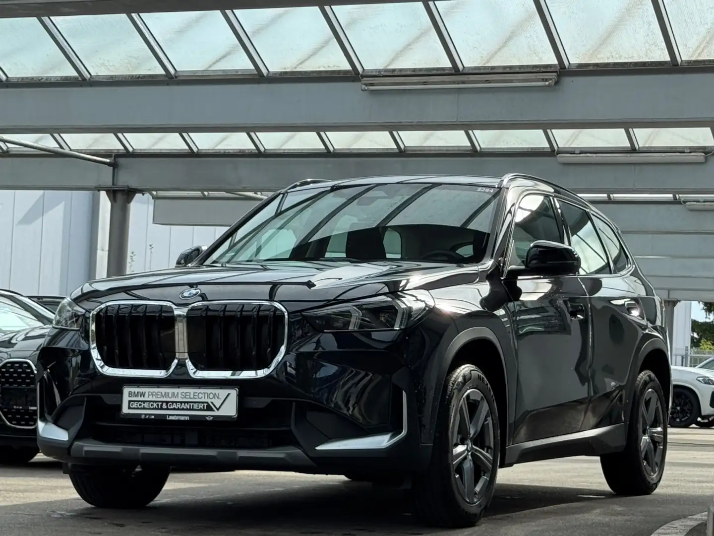 BMW X1 sDrive18i Anhängerkupplung/SportSitz/Premium Schwarz - 2