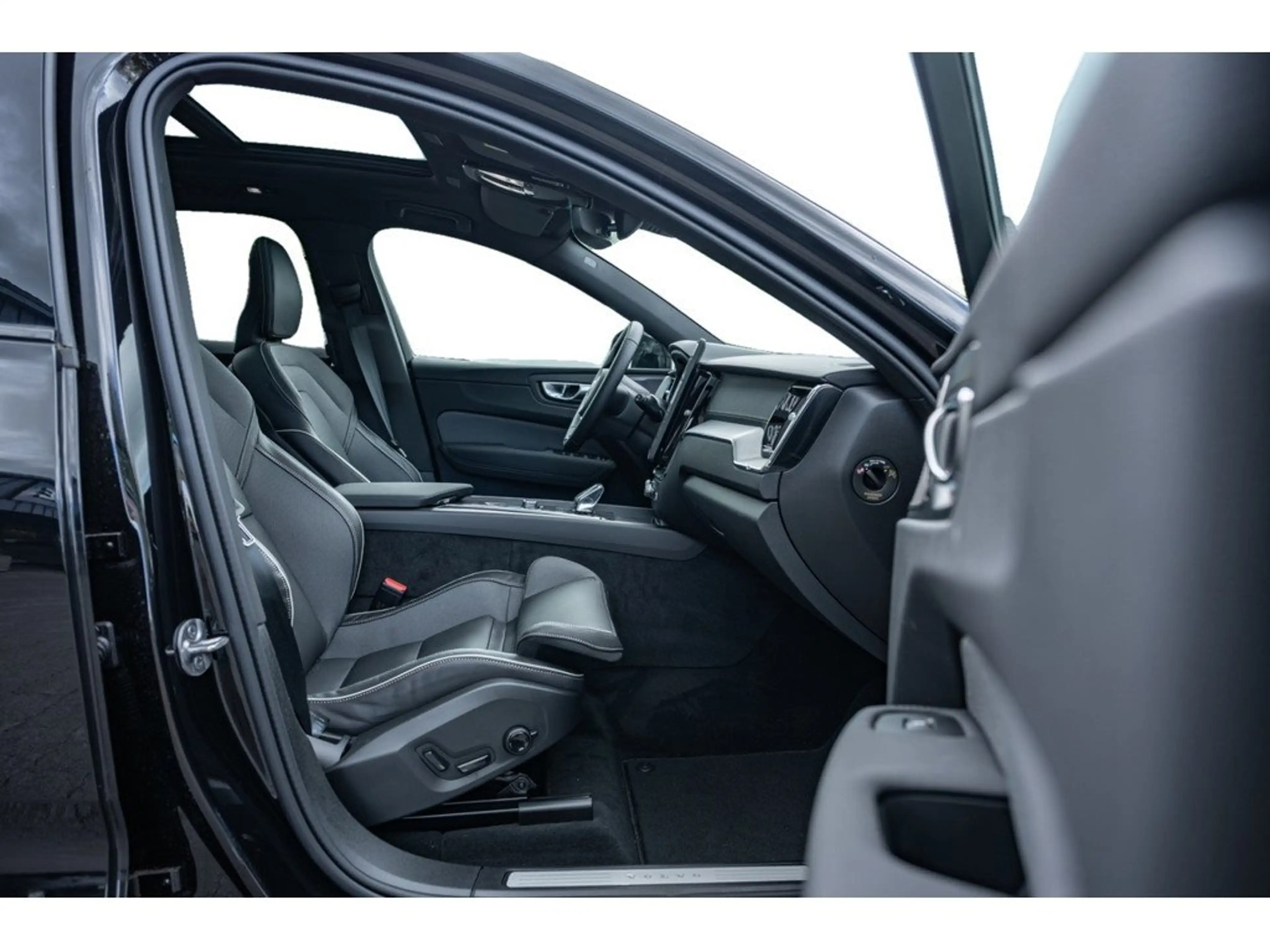 Volvo XC60 T6 Ultra Black Edition AWD — photo 10