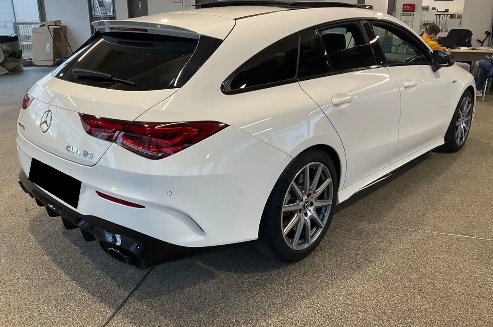 Mercedes-Benz CLA 35 AMG AMG+CLA+35+4Matic+Shooting+B+AMG+Speedshift+7G-DCT Bílá - 2