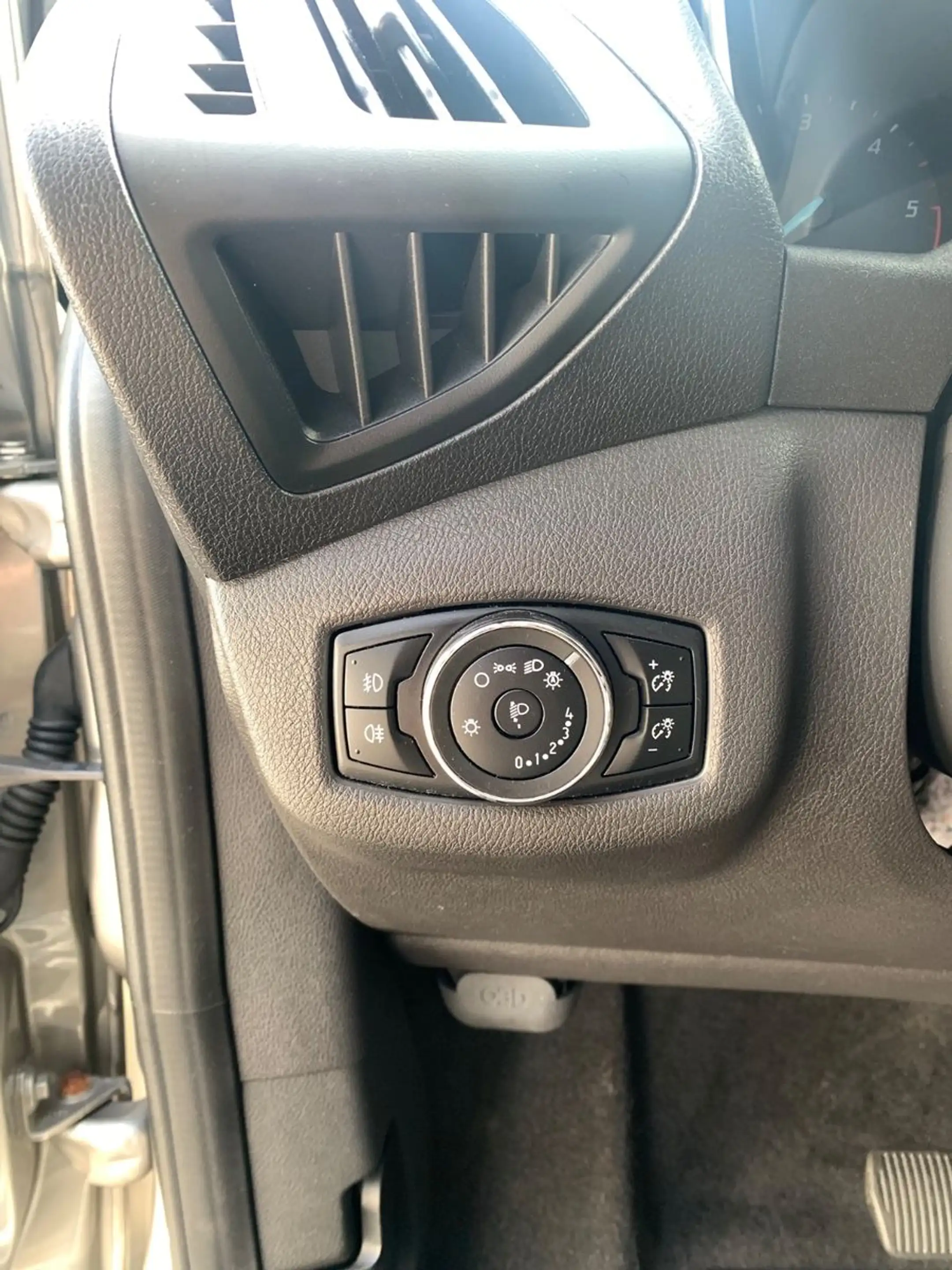 Ford Tourneo Connect Trend 1,5 TDCi Aut AHK Temp Shzg — photo 8