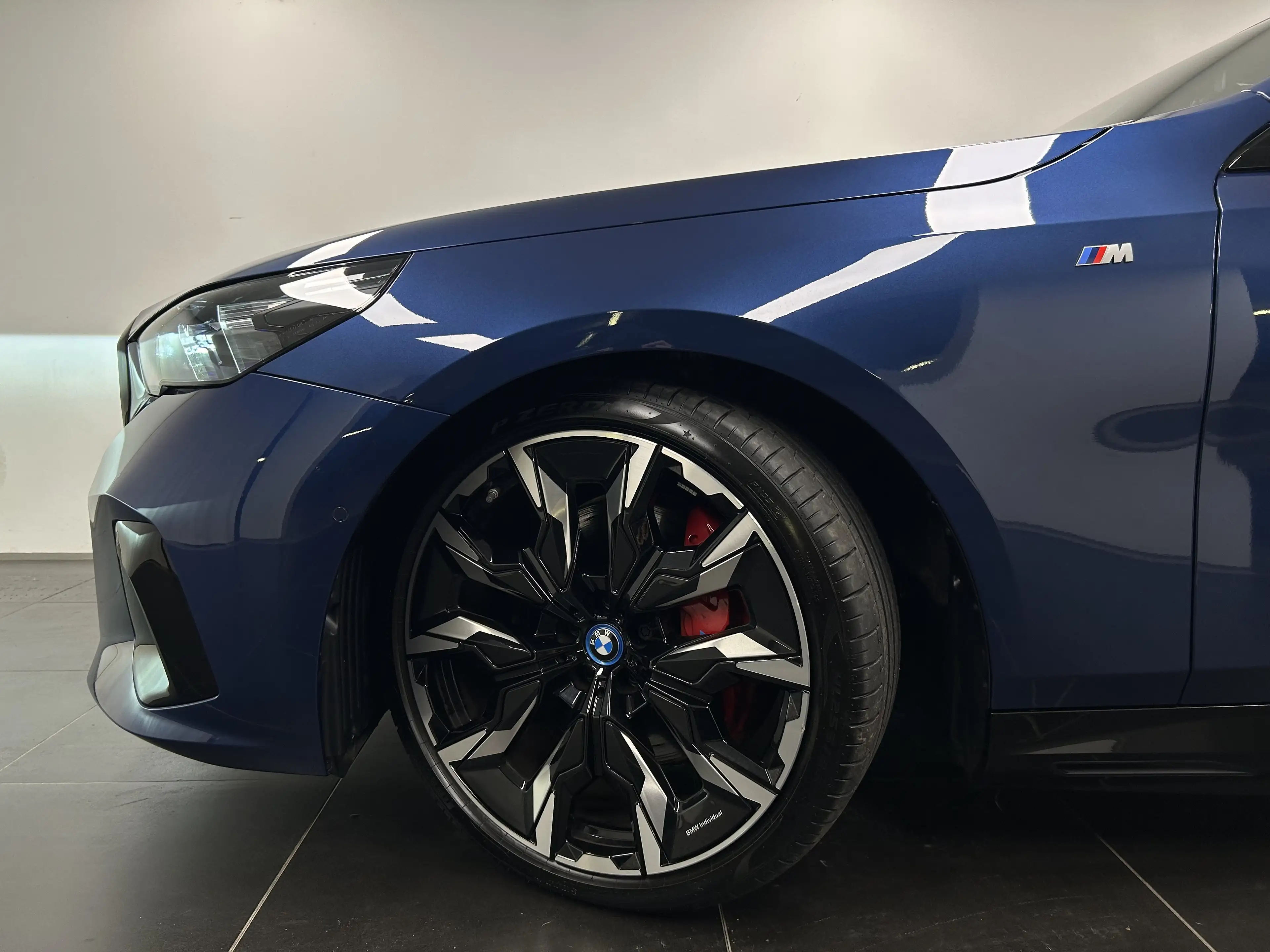 BMW i5 M60 xDrive Limousine — photo 9