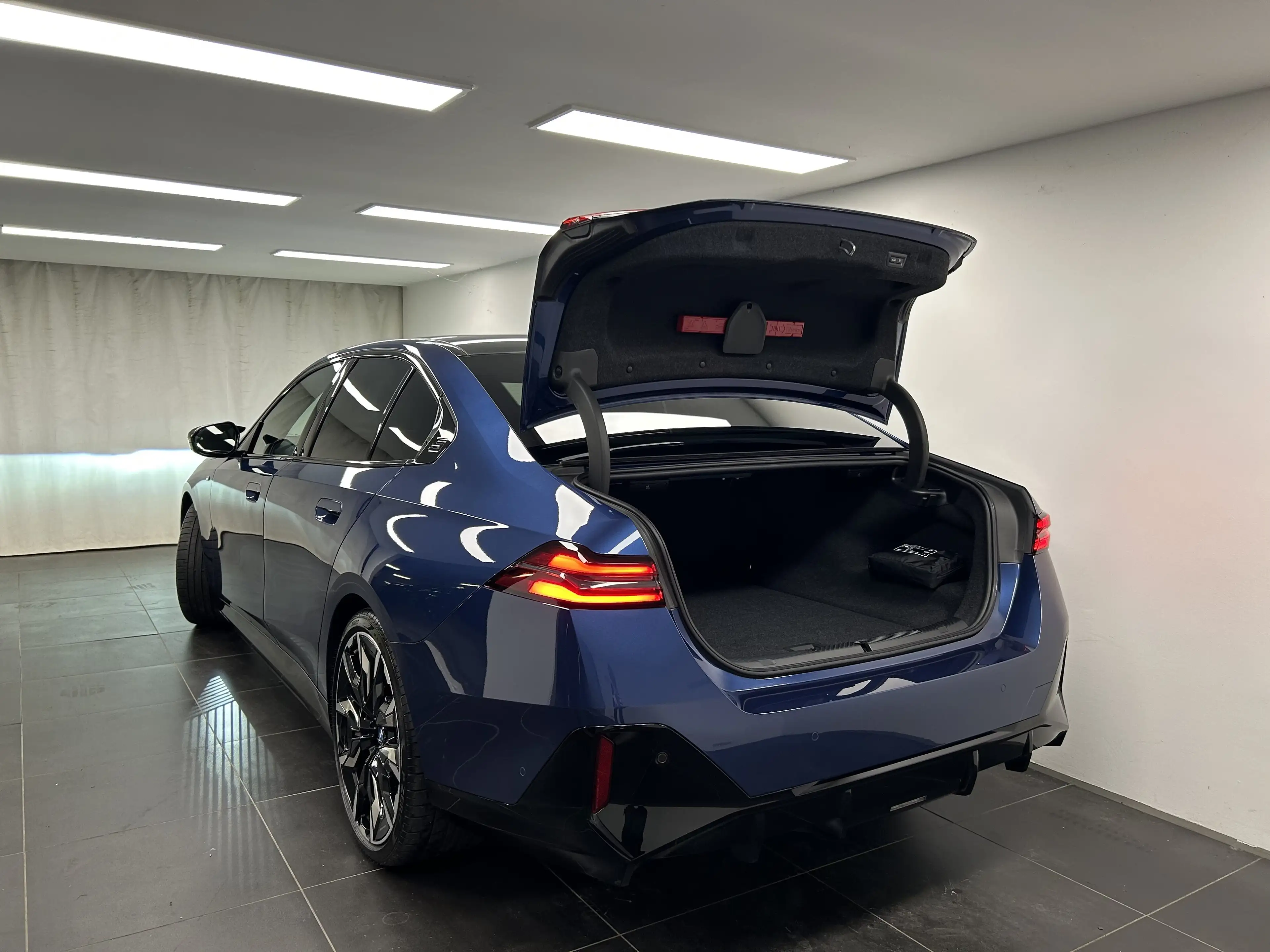 BMW i5 M60 xDrive Limousine — photo 11