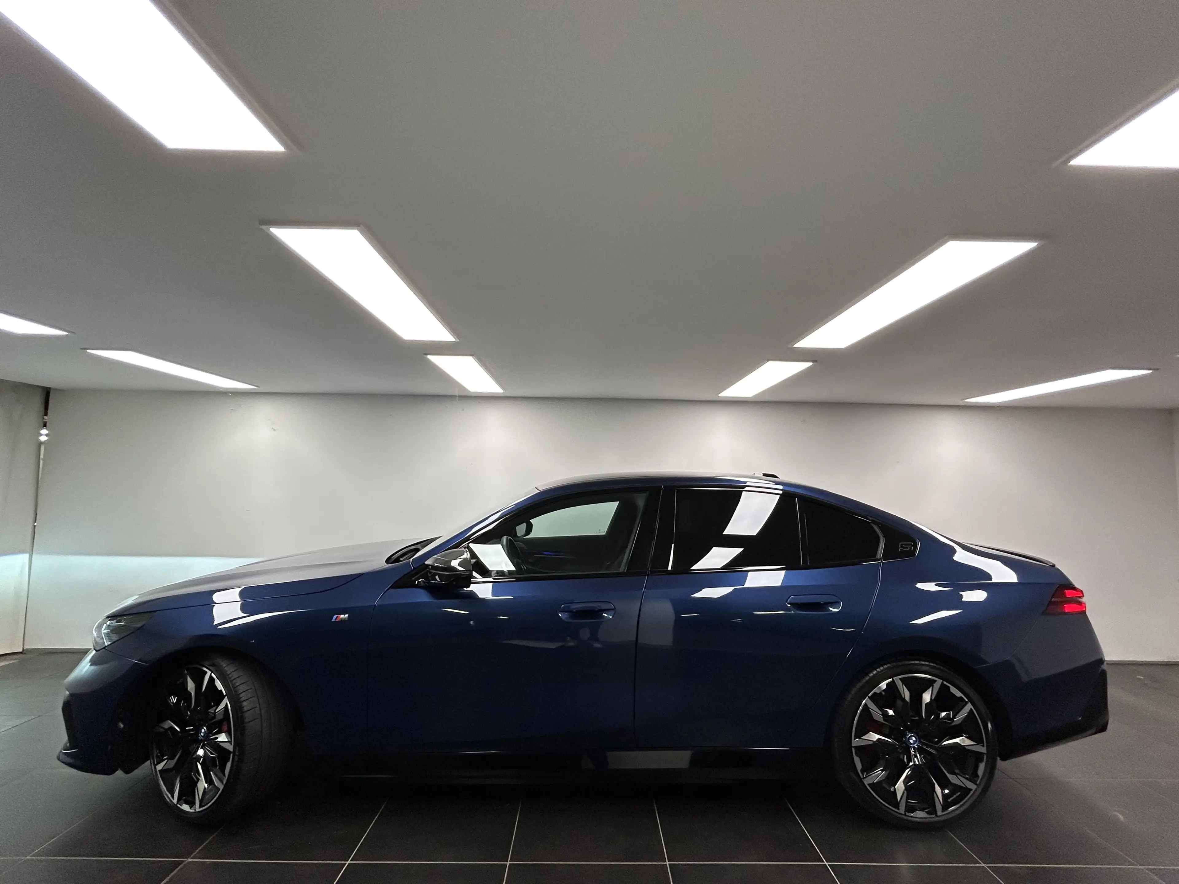 BMW i5 M60 xDrive Limousine — photo 2