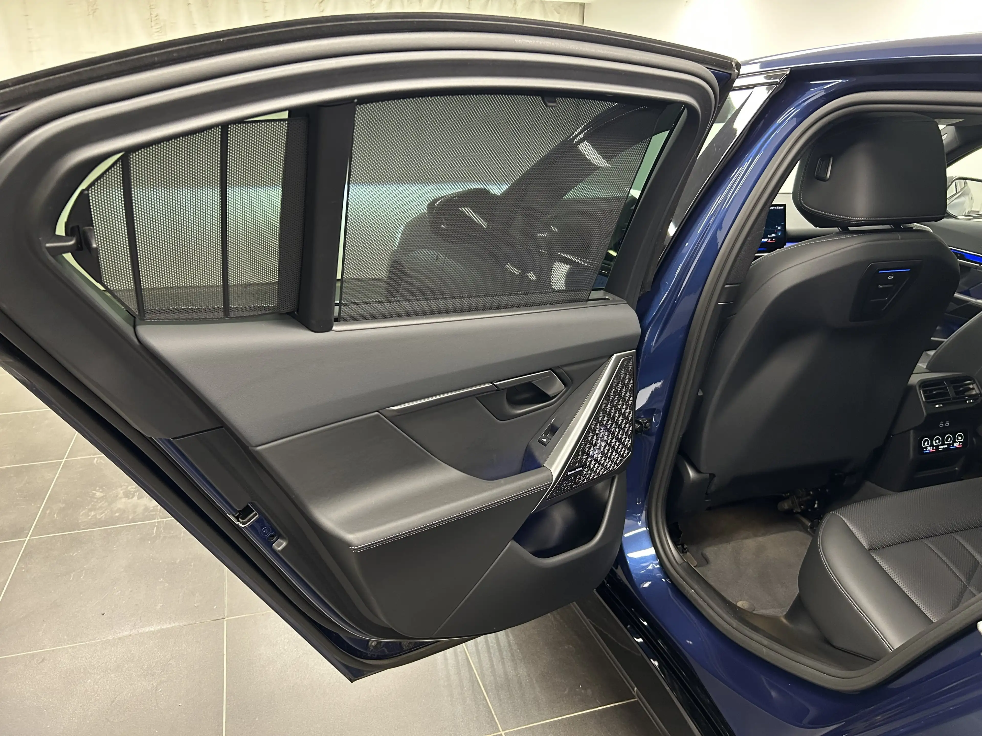 BMW i5 M60 xDrive Limousine — photo 15
