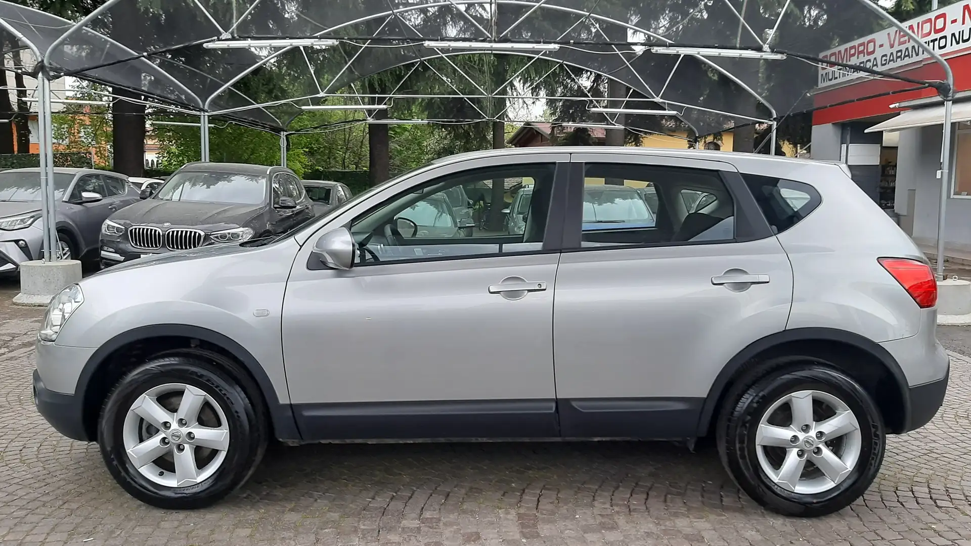 Nissan Qashqai 2.0 Benz. 4x4 Grijs - 2