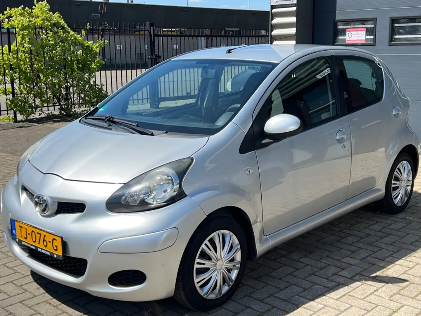 Toyota Aygo 1.0-12V Access stoelverwarming airco Grijs - 1