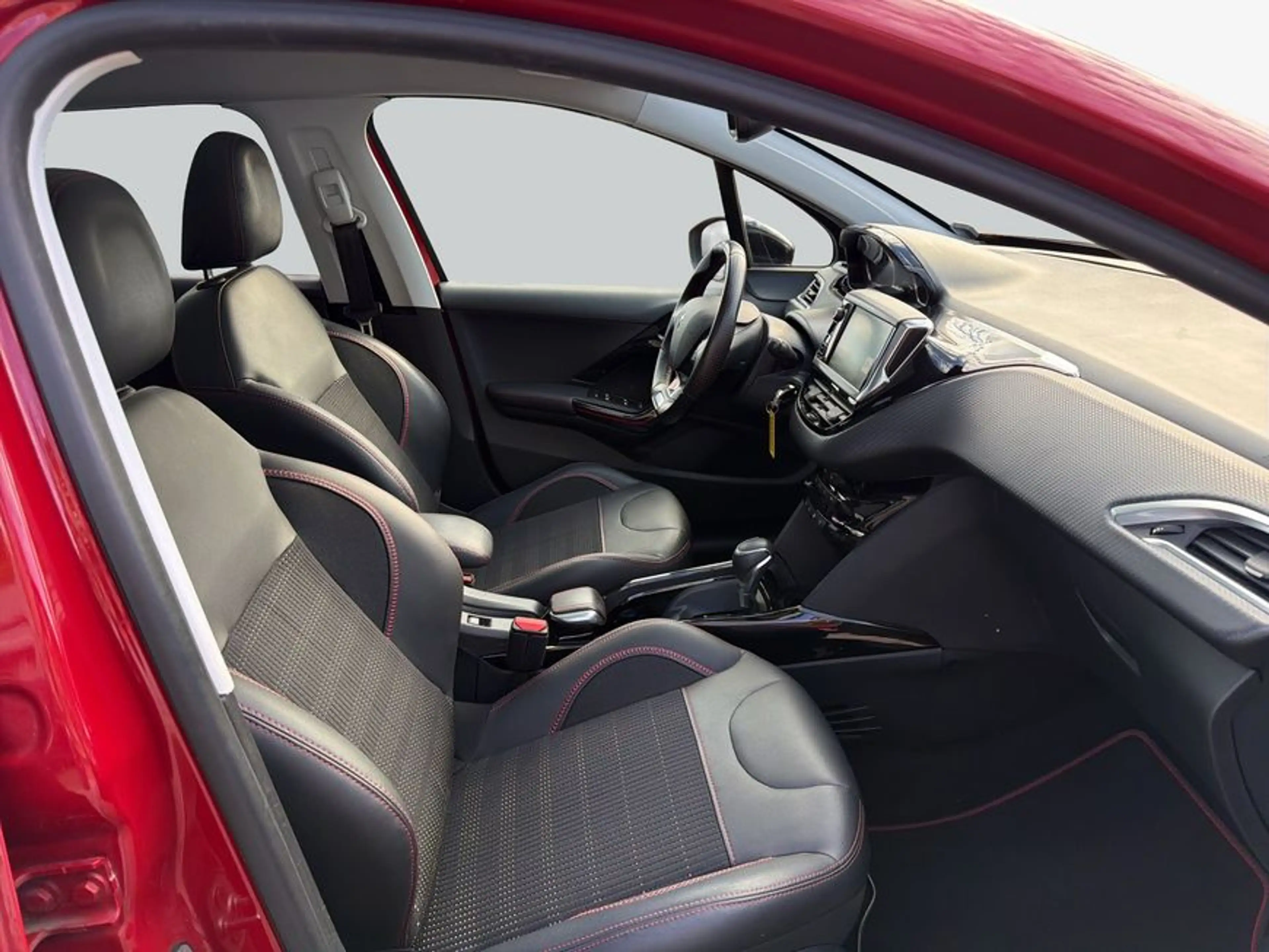 Peugeot 2008 BlueHDi 120 EAT6 Black Edition — photo 12