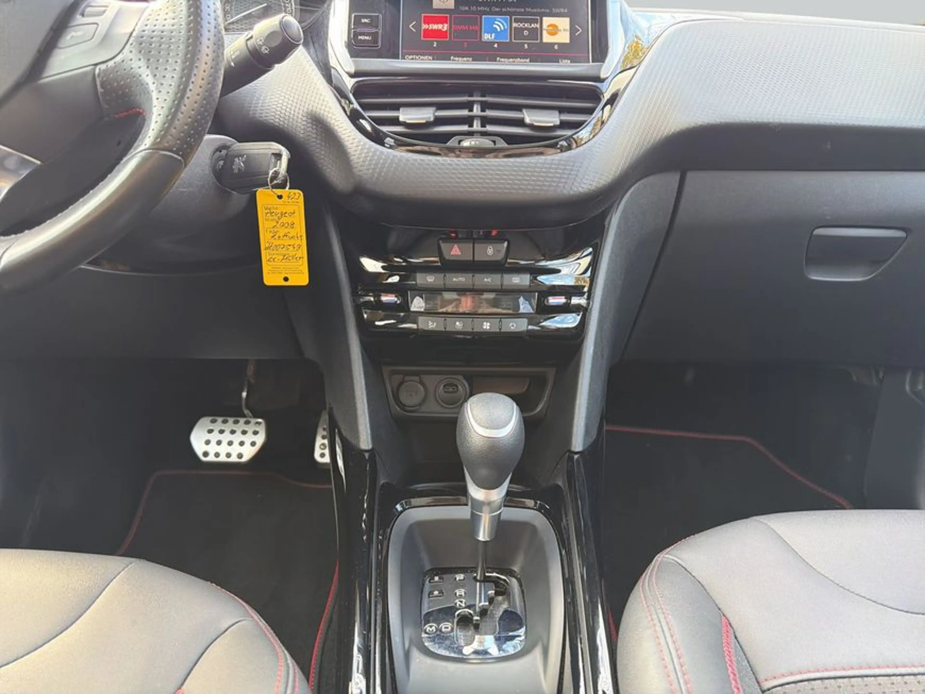 Peugeot 2008 BlueHDi 120 EAT6 Black Edition — photo 14