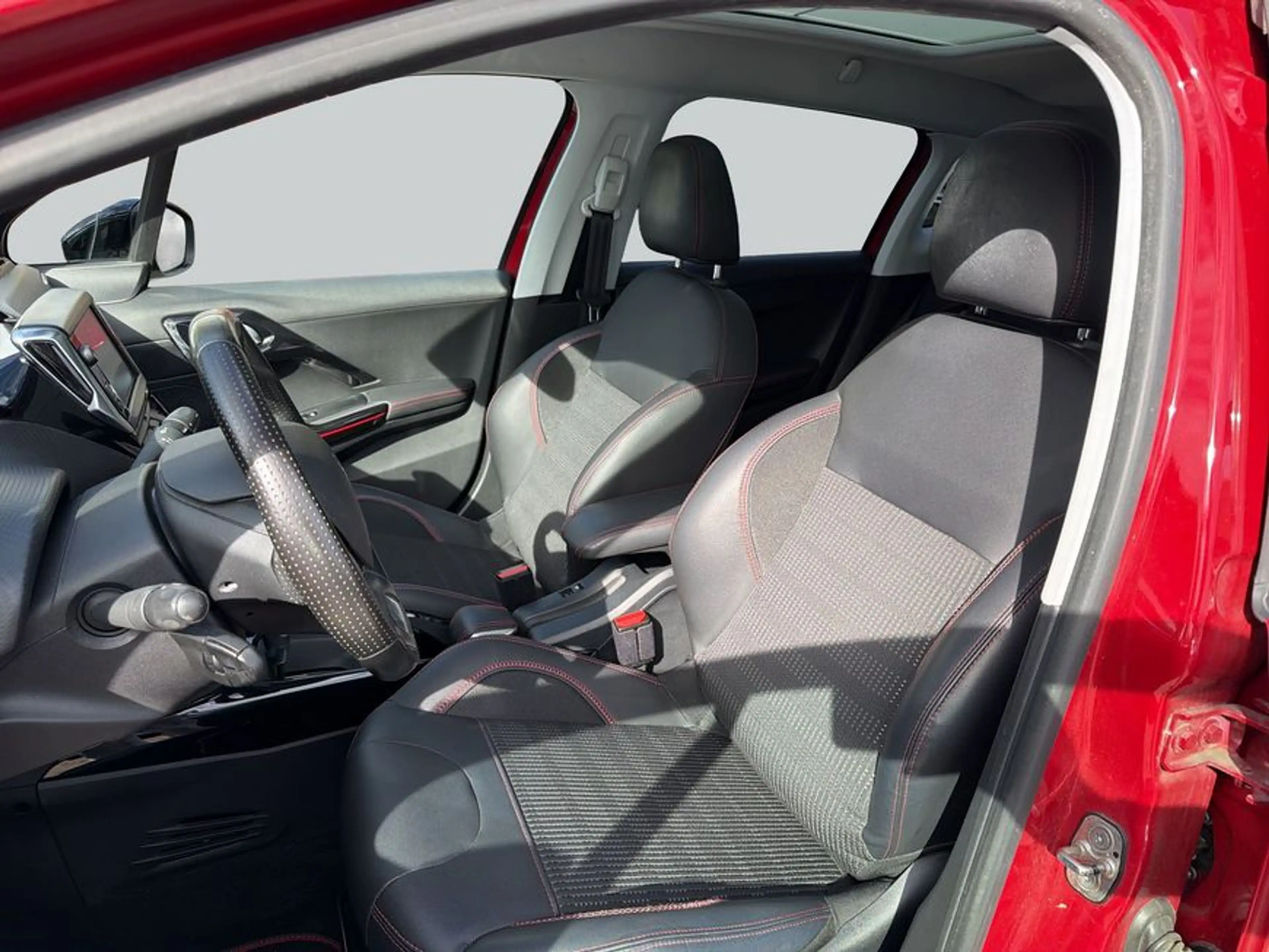 Peugeot 2008 BlueHDi 120 EAT6 Black Edition — photo 10