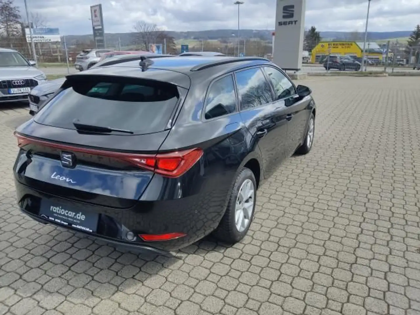 SEAT Leon LEON SPORTSTOURER STYLE 1.5 ETSI DSG NAVI SITZH. Schwarz - 2