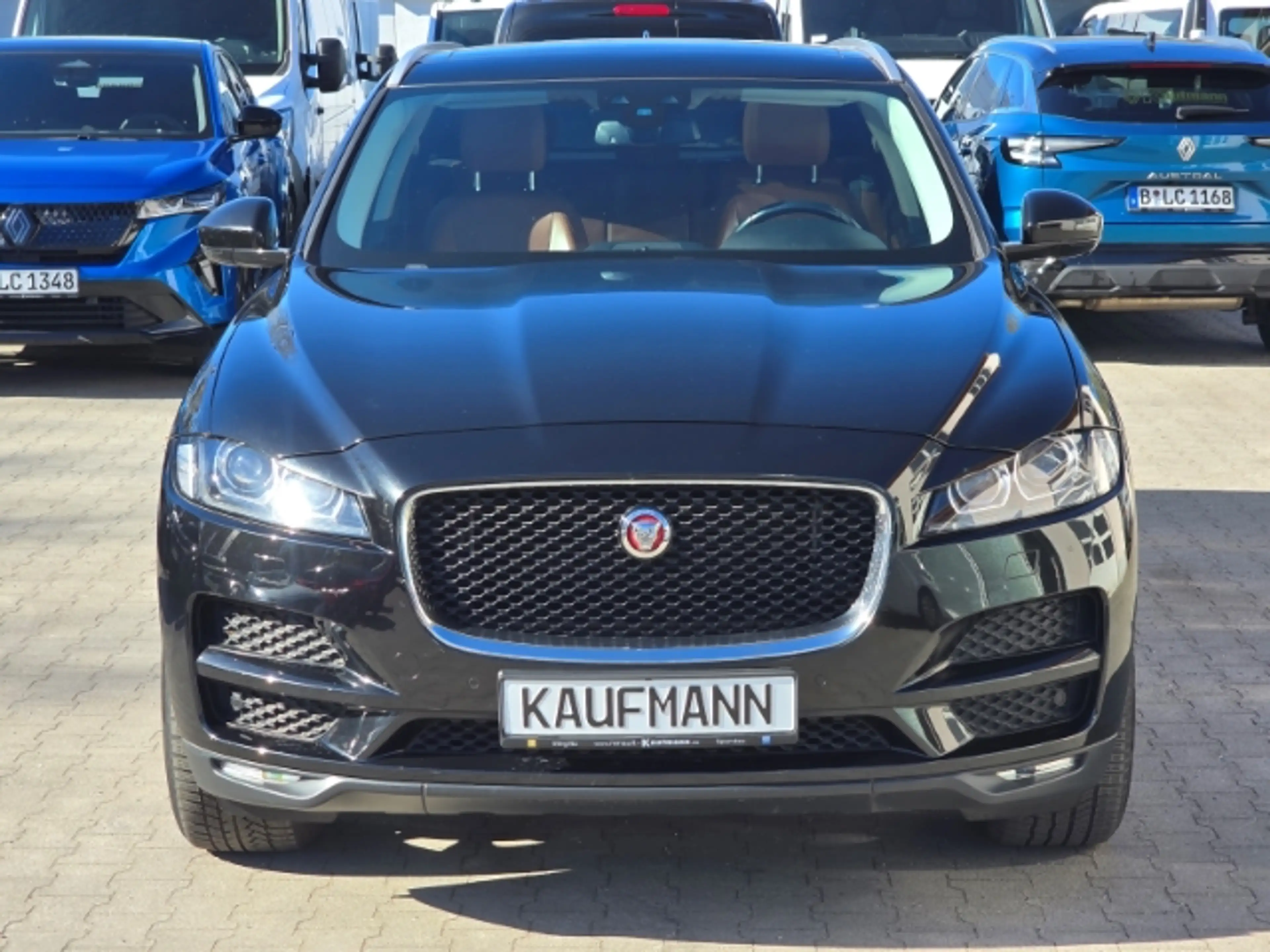 Jaguar F-Pace Portfolio AWD 20d — photo 2