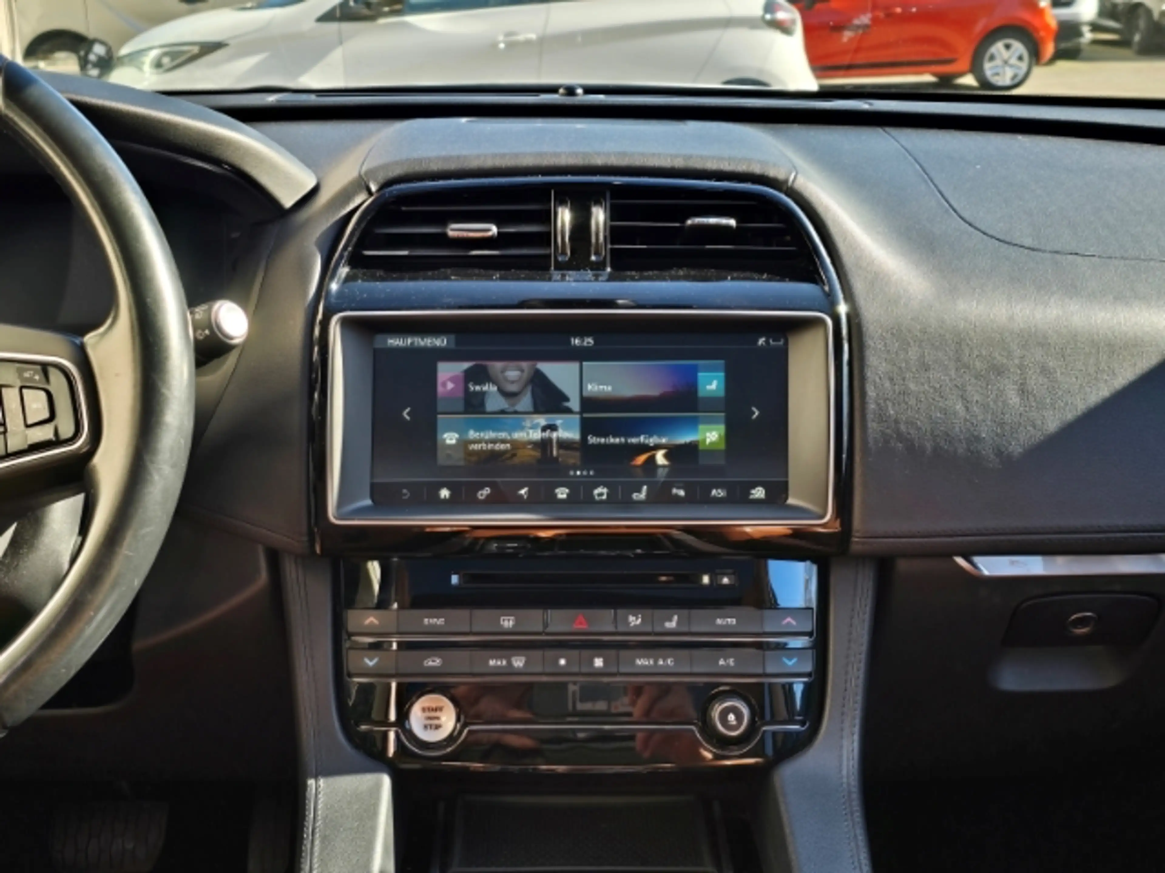Jaguar F-Pace Portfolio AWD 20d — photo 13