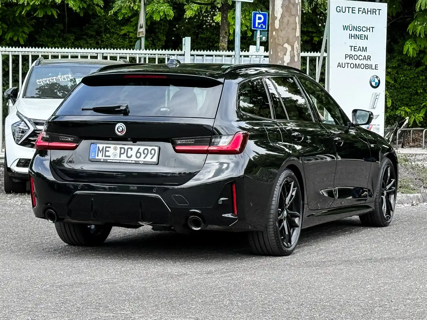 BMW 320 d Touring MSport+AHK+Pano+19Zoll+DA+LCProf Schwarz - 2