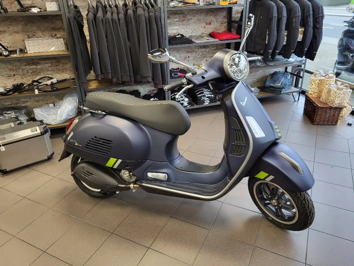 Vespa GTS Super Tech 300 Model 2024, keyless Albastru - 1