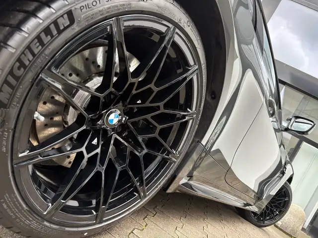 BMW M4 view 3