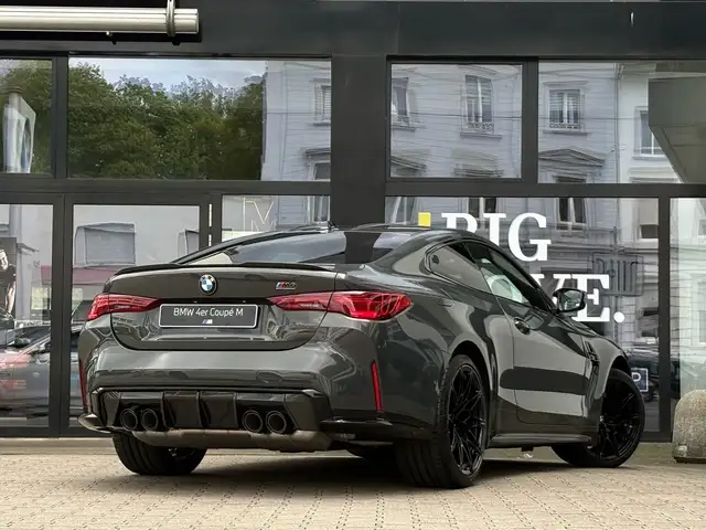 BMW M4 view 2