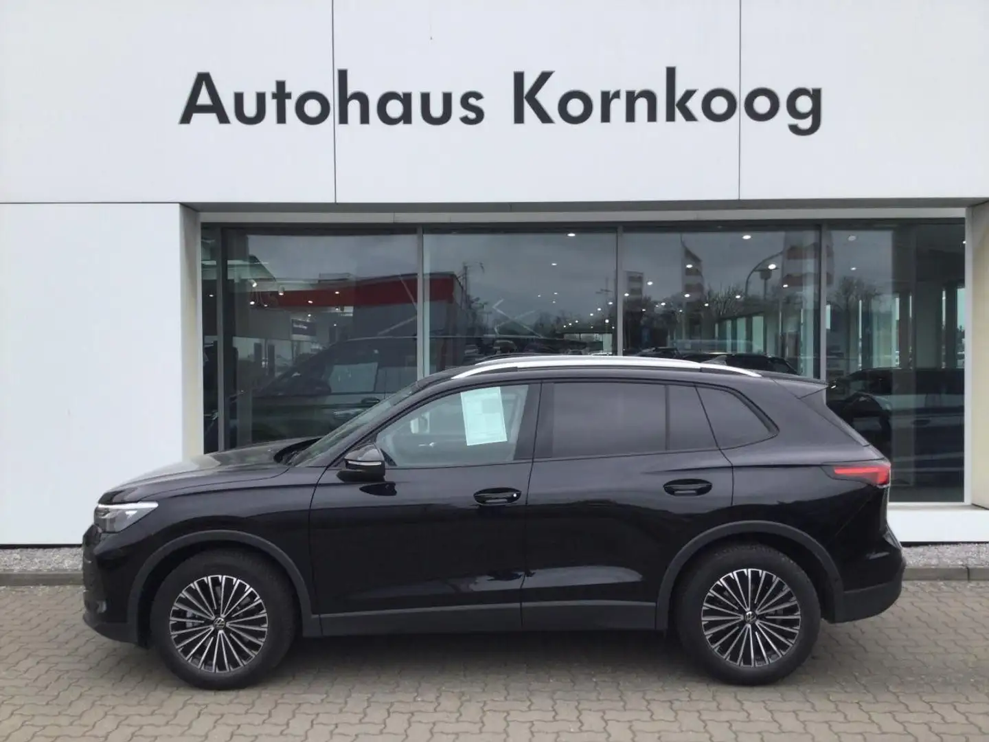 Volkswagen Tiguan 2.0 TDI DSG "Life" Gar. bis 07.29 LED NAVI Zwart - 1