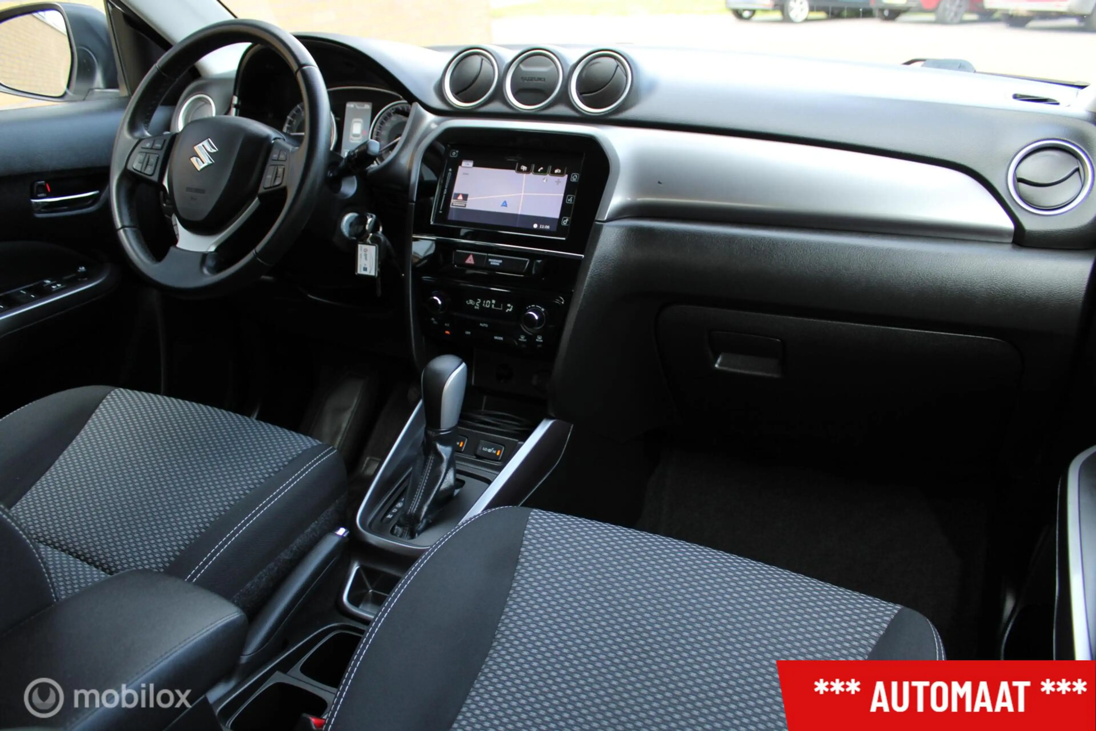 Suzuki Vitara 1.0 Boosterjet Select Automaat, Donker glas, Navig — photo 2
