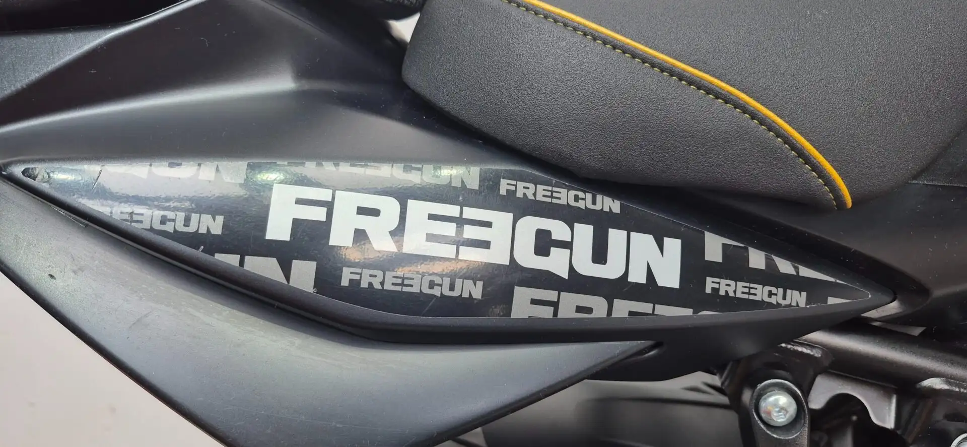 Suzuki GSX-S 750 GSR750 FREEGUN ***MOTODOC.BE*** Чорний - 2