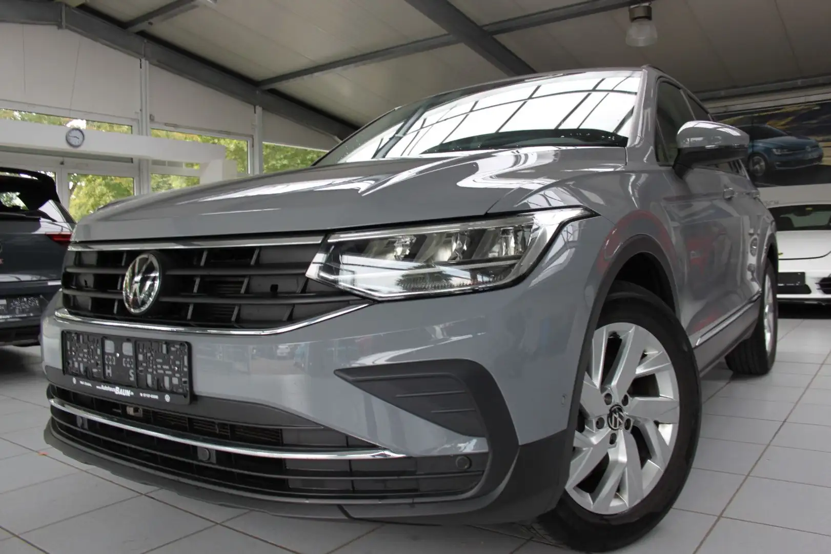 Volkswagen Tiguan /DSG/AHK/ASSIST+/KAME/NAVI/STZHZ/ACC/LED Gris - 2