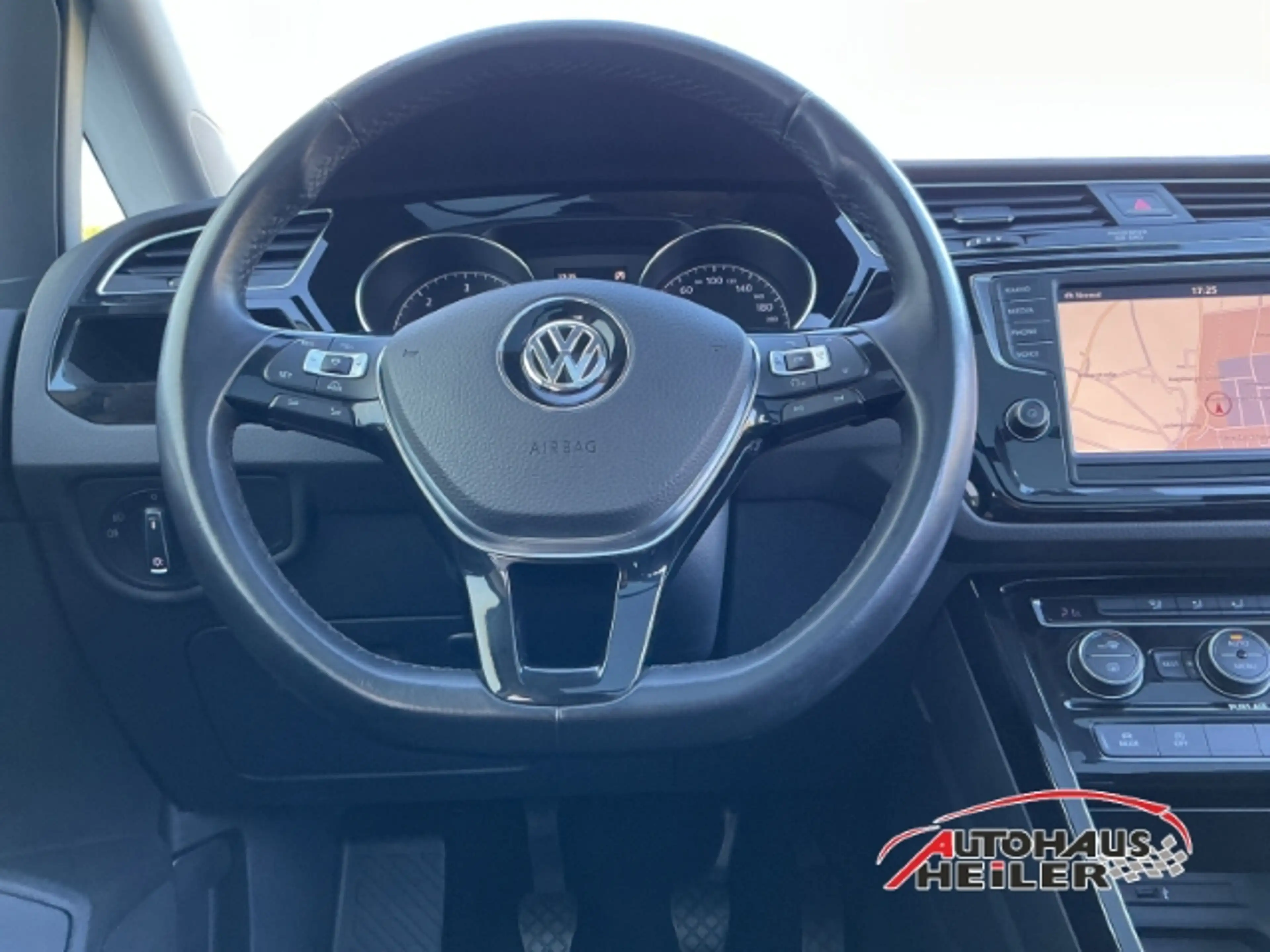 Volkswagen Touran Highline BMT Start-Stop El. Panodach Navi LED Dyn. — photo 11