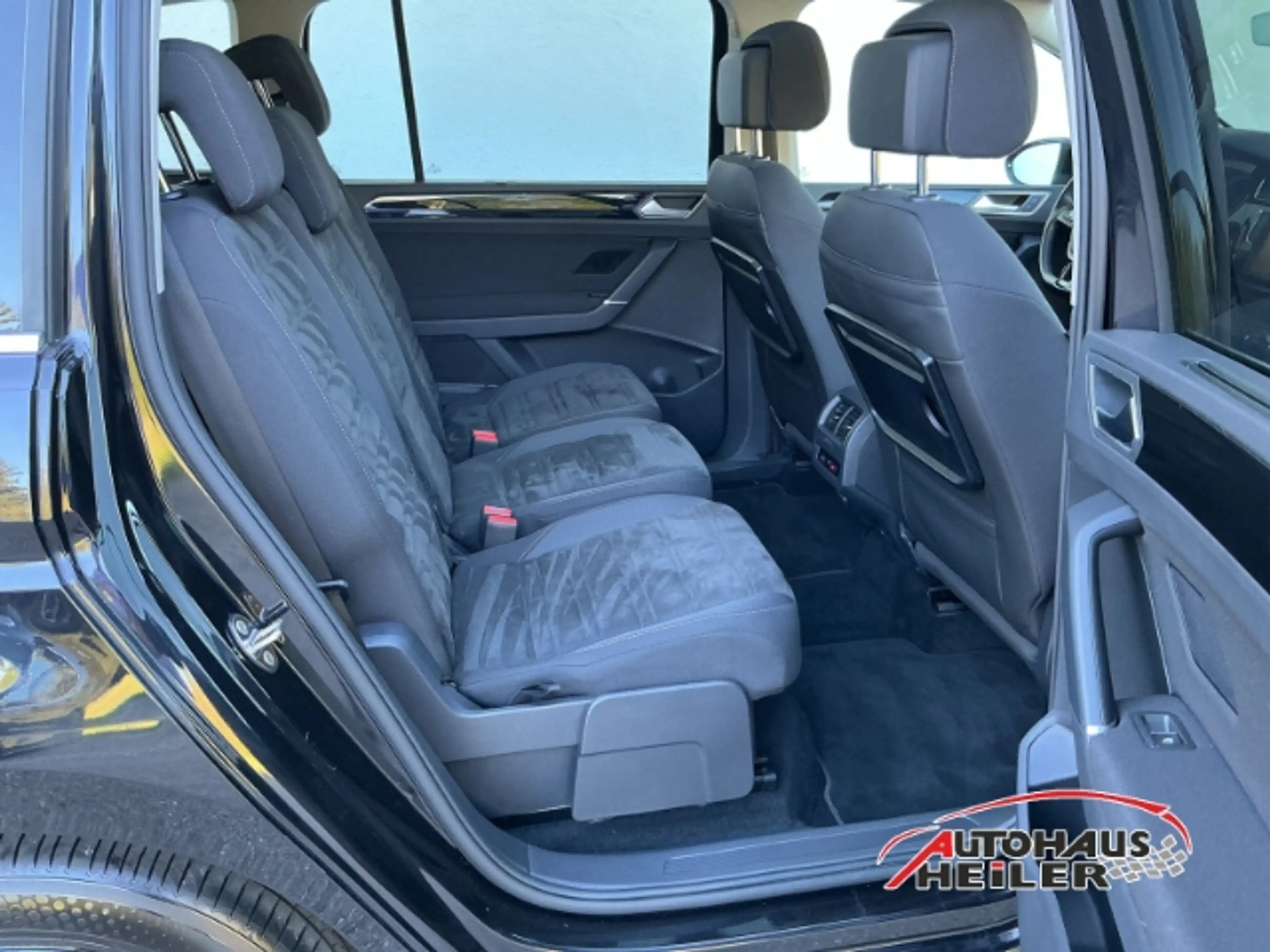Volkswagen Touran Highline BMT Start-Stop El. Panodach Navi LED Dyn. — photo 9