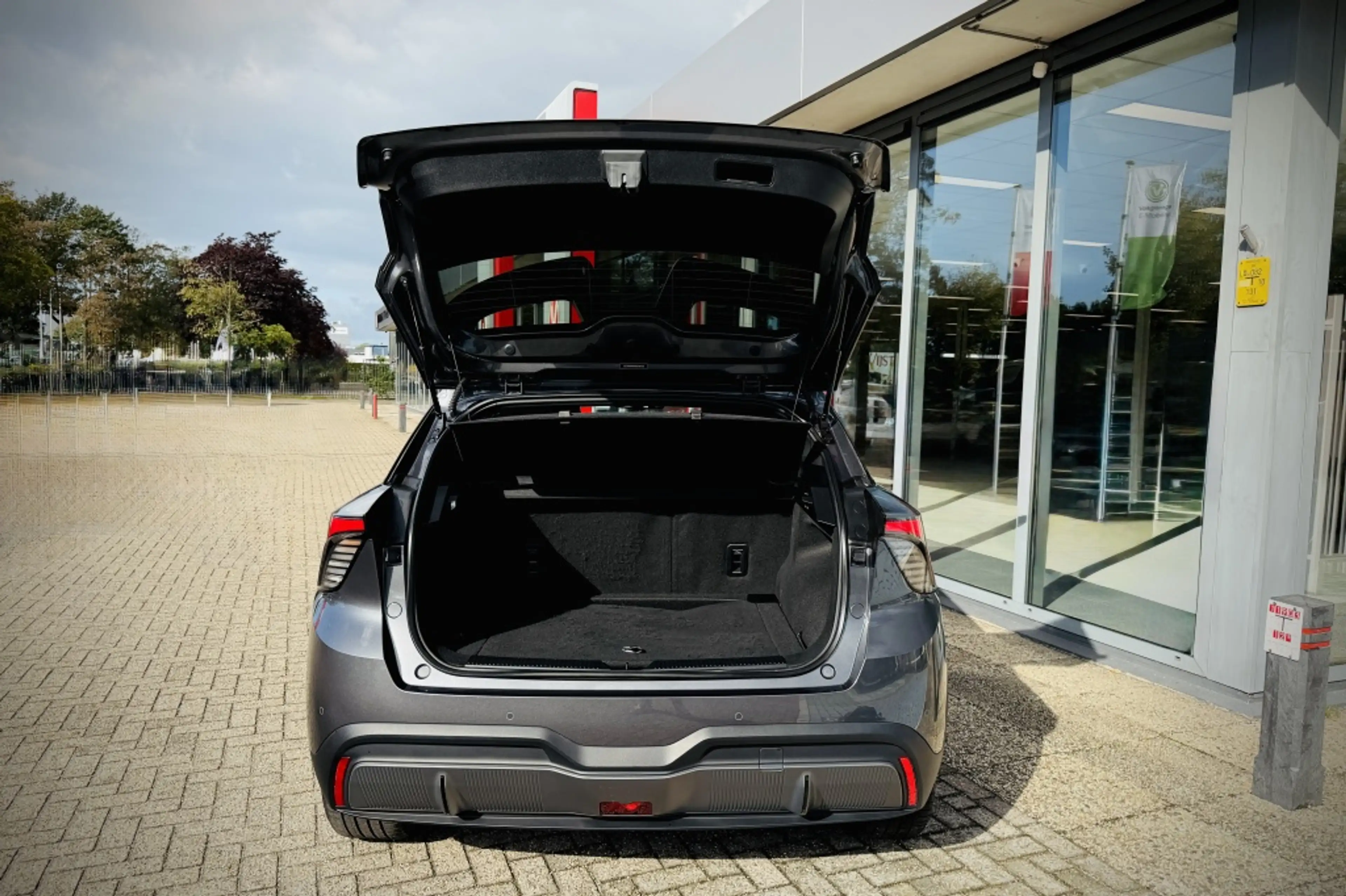 MG MG4 Electric Trophy Extended Range 77 kWh | 360 | V2L — photo 13