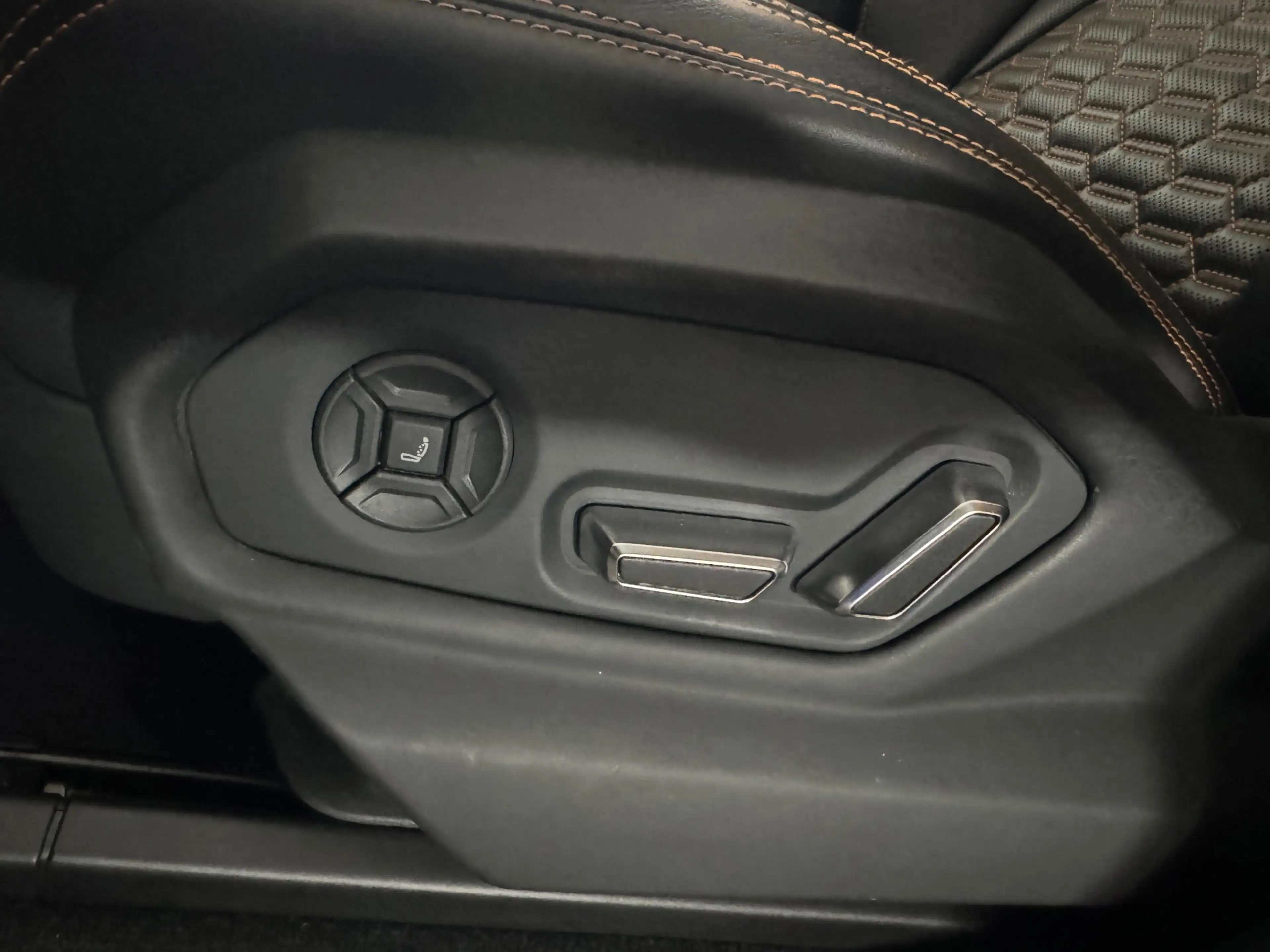Lamborghini Urus 4.0 V8 Pano|Ceramic|B&O 3D|360 Camera|Massage — photo 15