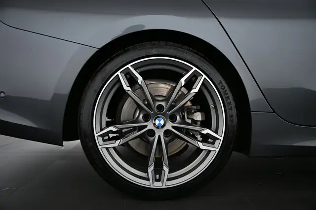 BMW 3 Series view 15