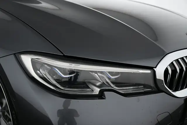BMW 3 Series view 16