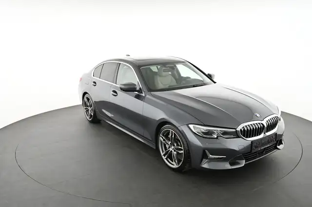 BMW 3 Series view 10