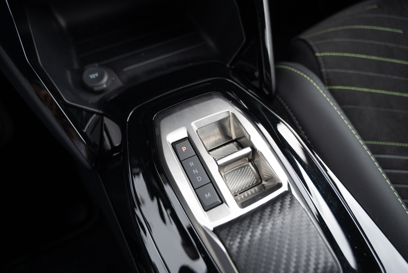Peugeot 2008 GT HYBRID 145 e-DSC6 — photo 12