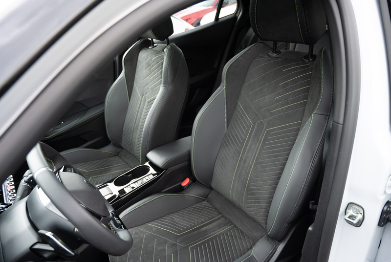 Peugeot 2008 GT HYBRID 145 e-DSC6 — photo 7