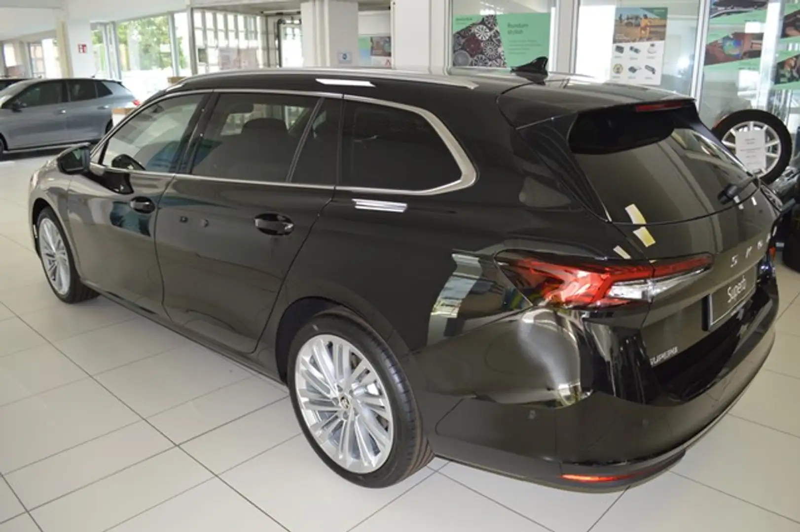 Skoda Superb Combi Selection 2.0 TDI Matrix LED AHK Schwarz - 2