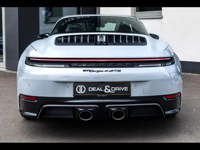 Porsche 911 view 4