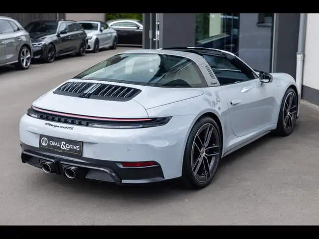 Porsche 911 view 7
