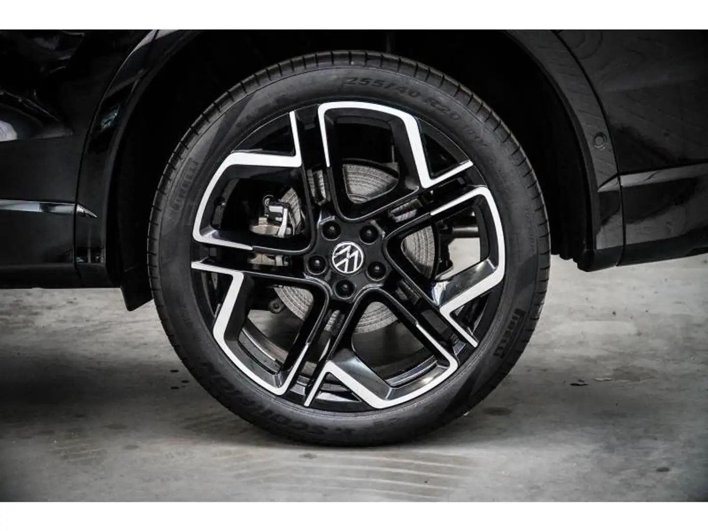 Volkswagen Tiguan R-Line 1.5 PHEV eHybrid DSG Zwart - 2