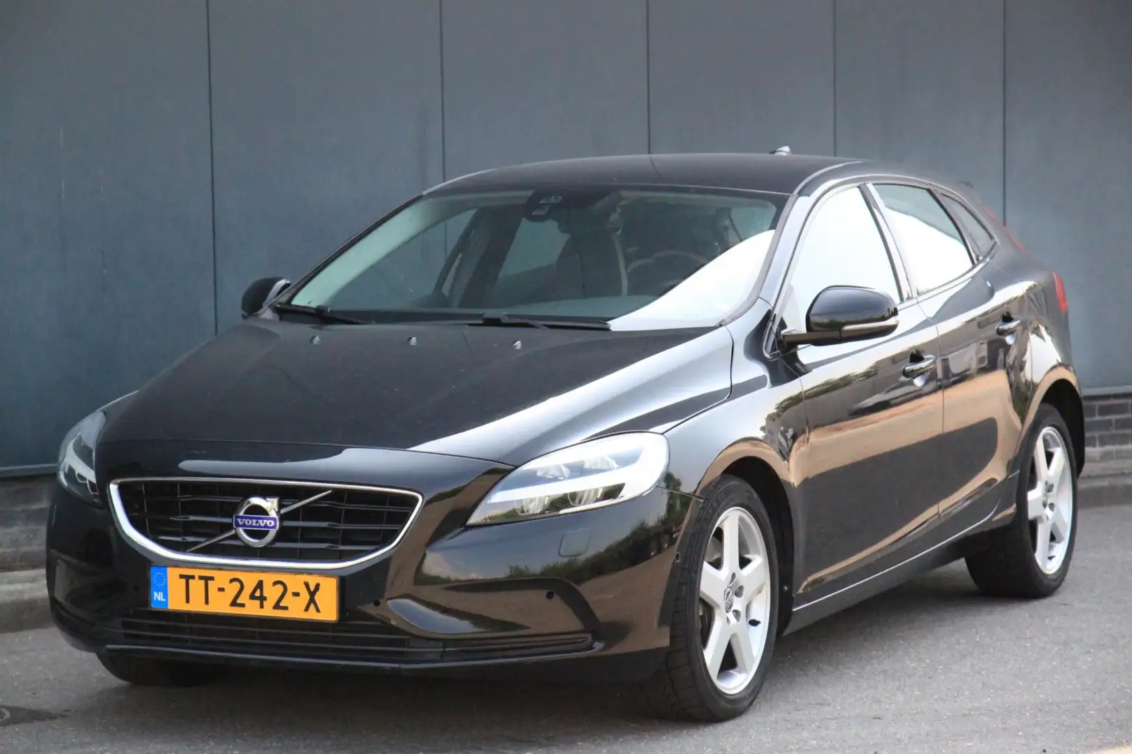 Volvo V40 1.5 T3 Dynamic Edition Xenon/Trekhaak/Parkeersenso Zwart - 2
