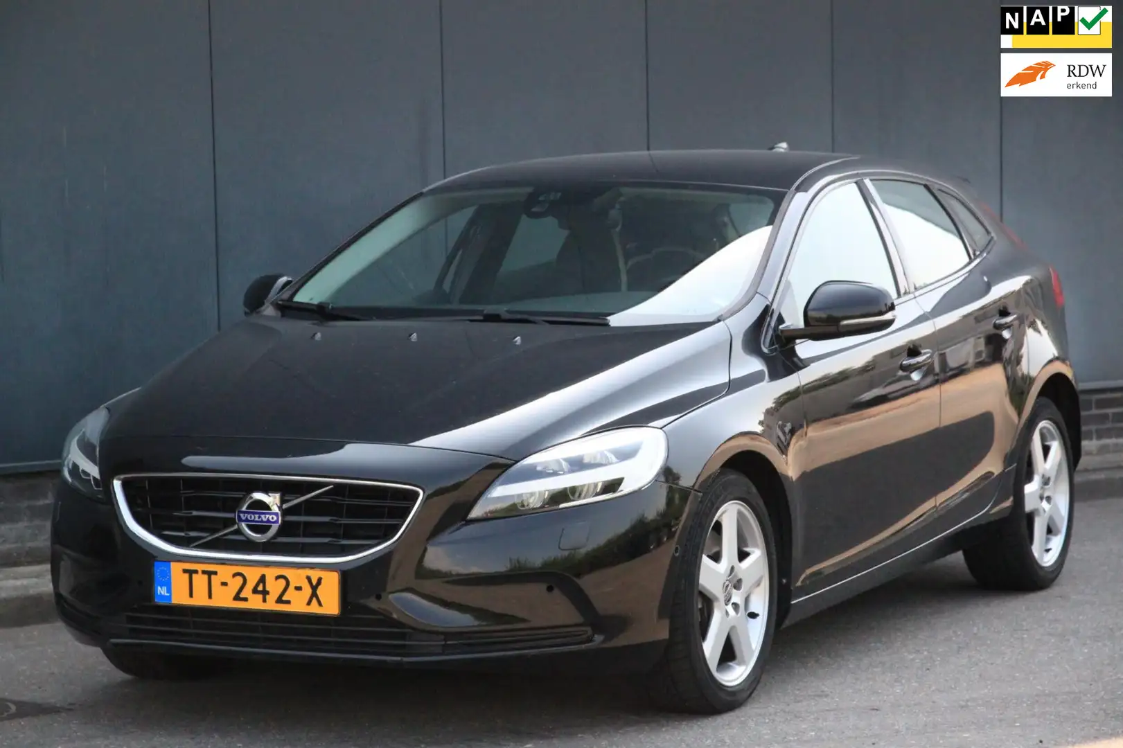 Volvo V40 1.5 T3 Dynamic Edition Xenon/Trekhaak/Parkeersenso Zwart - 1