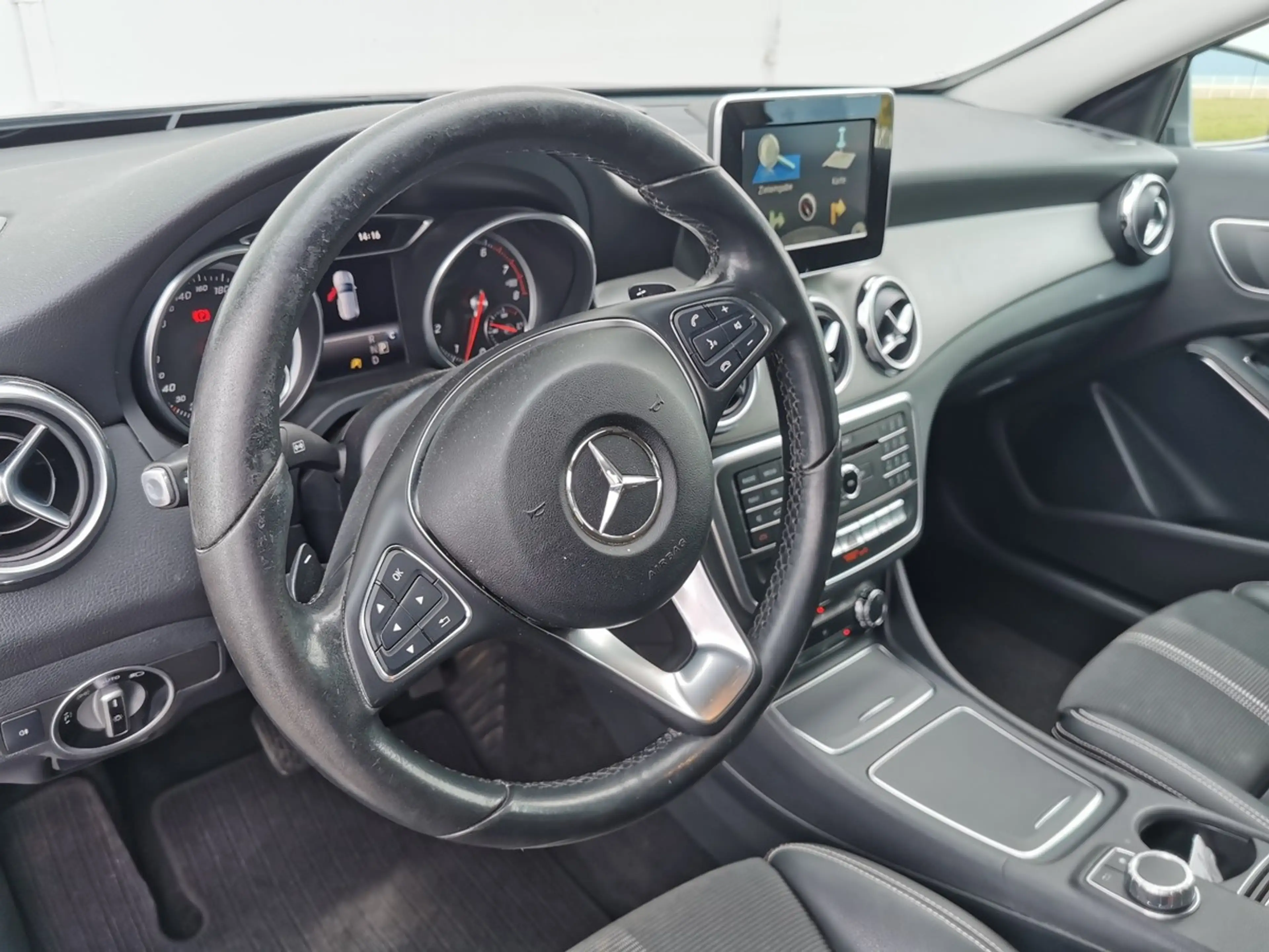 Mercedes-Benz GLA 250 Urban+AHZV+Teilleder+LED+Navi+PDC+elekt.Heckklappe — photo 13