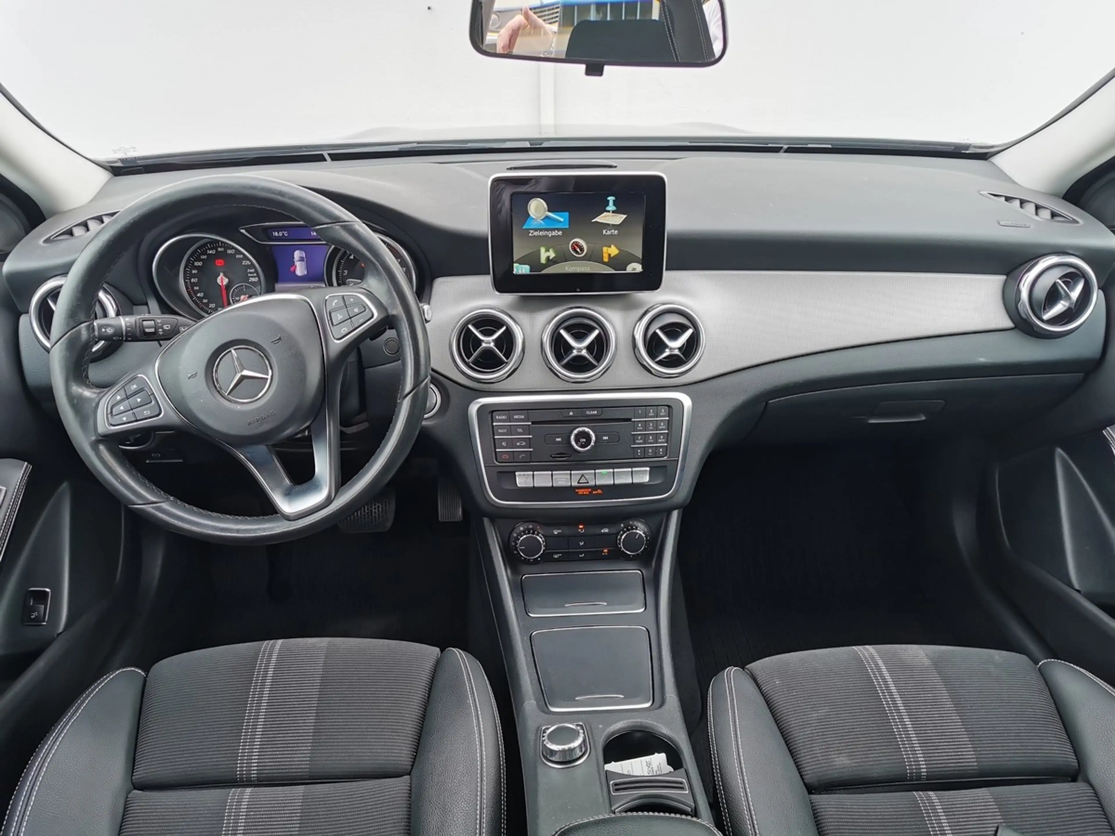Mercedes-Benz GLA 250 Urban+AHZV+Teilleder+LED+Navi+PDC+elekt.Heckklappe — photo 10