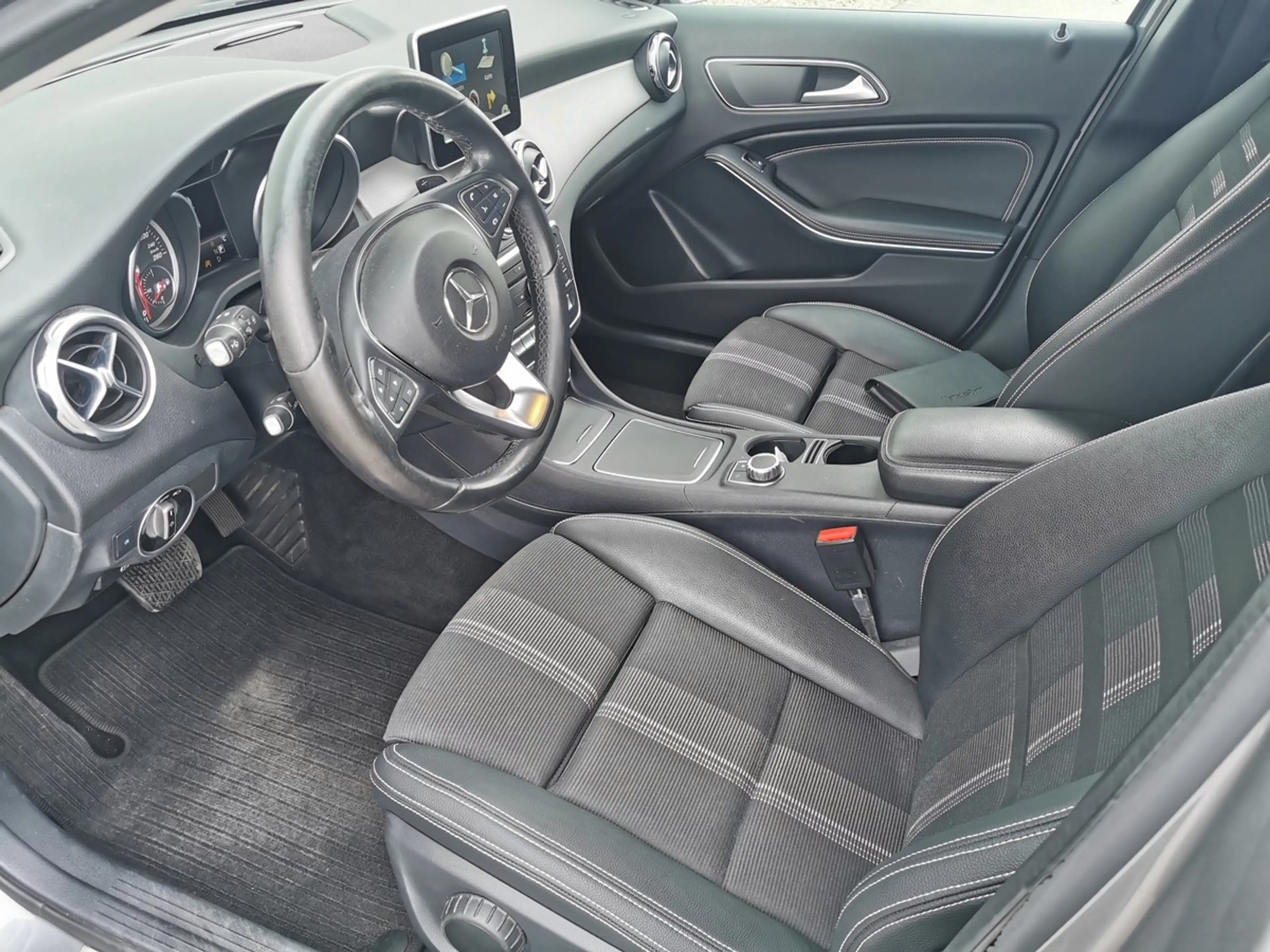 Mercedes-Benz GLA 250 Urban+AHZV+Teilleder+LED+Navi+PDC+elekt.Heckklappe — photo 12