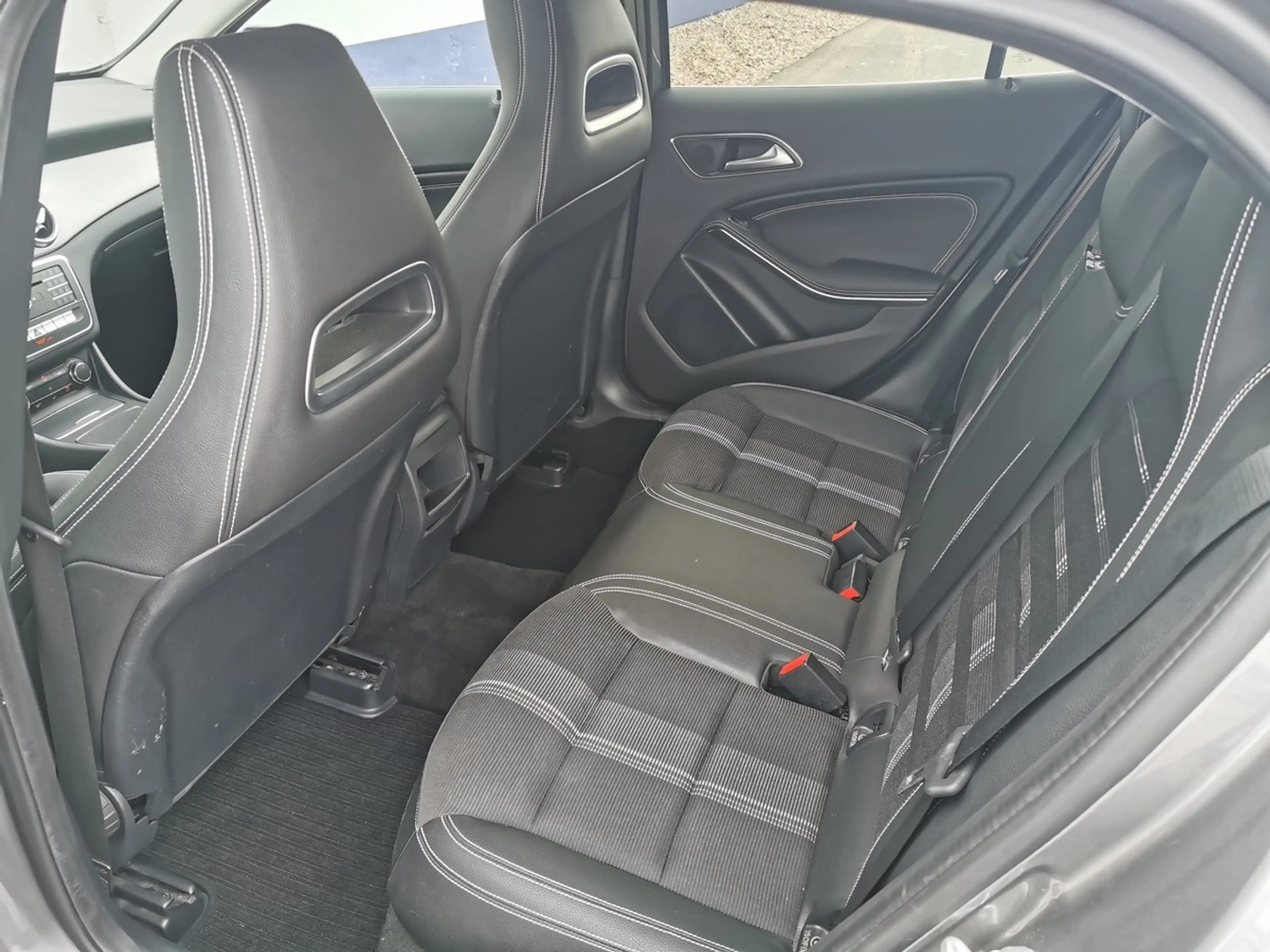 Mercedes-Benz GLA 250 Urban+AHZV+Teilleder+LED+Navi+PDC+elekt.Heckklappe — photo 11