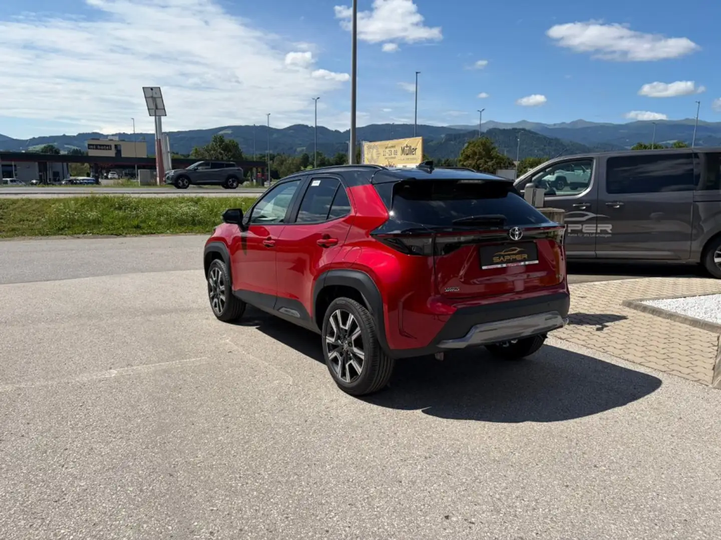 Toyota Yaris Cross SUV, 5-türig Style 1,5 VVT-i Hybrid CV Rot - 2