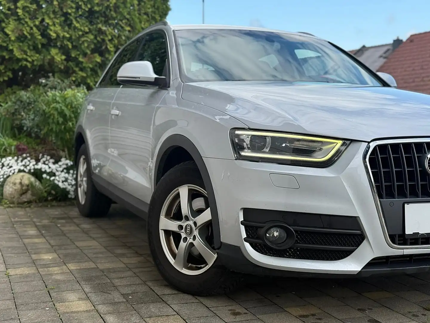 Audi Q3 2,0 TDI DPF Grau - 2